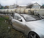 В Астрахани иномарка буквально застряла под теплотрассой. Фото