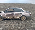 Под Астраханью ВАЗ вылетел с трассы