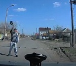 В Астрахани странный мужчина задорно бегает по проезжей части