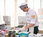 Астраханские кулинары готовят роллы из российского сыра и печеных яблок