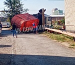 В Астрахани на видео попала операция спасения мусорозова, провалившегося в бездну 