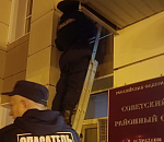 Необычный посетитель пытался забраться в здание астраханского суда и застрял