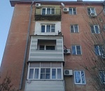 В Астрахани обвалился балкон четвёртого этажа, есть пострадавшие