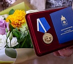 Восемь астраханок наградят медалью "Материнская слава"