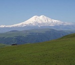 Астраханский альпинист водрузил флаг Российской империи на вершине Эльбруса