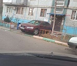 В Астрахани наглый водитель перекрыл жителям выход из подъезда