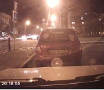 Крутое пике: в Астрахани авто снесло знак и ограждение и опрокинулось