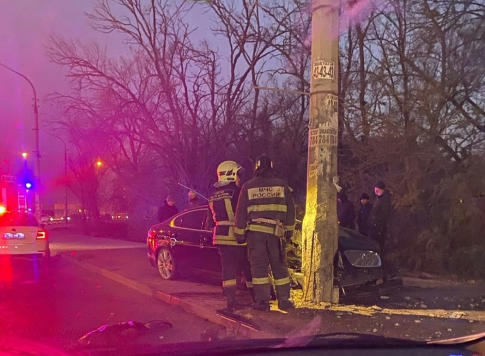 В Астрахани Ягуар приехал в столб, водитель госпитализирован