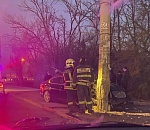 В Астрахани Ягуар приехал в столб, водитель госпитализирован