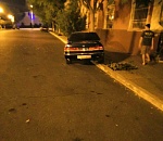 Ночью в Астрахани машина врезалась сначала в иномарку, потом в дерево. Водитель сбежал