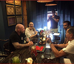 Джефф Монсон посетил астраханский бар и снова получил в подарок рыбу