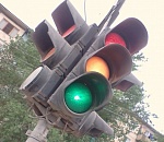 В Астрахани светофор неподалеку от школы «смотрит во все глаза»