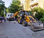 В центре Астрахани ограничили автодвижение из-за аварии на сети канализации