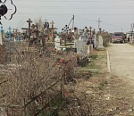 На Рождественском кладбище убрали мусор