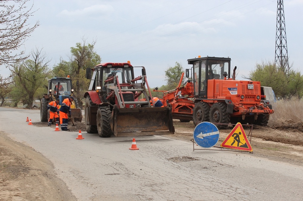 На дорогах районов Астраханской области идет ямочный ремонт
