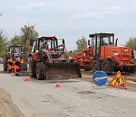 На дорогах районов Астраханской области идет ямочный ремонт