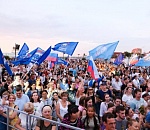 Это же День ВМФ! В Астрахани на праздничный концерт, несмотря на ливень, пришли 8 тысяч человек: фоторепортаж