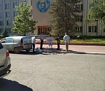 У здания администрации астраханцы требуют оформить их ребенка в детский сад. Видео 