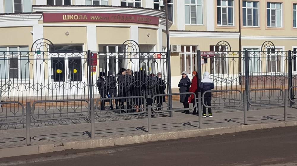 Школу им. Гейдара Алиева в Астрахани эвакуируют