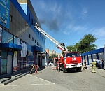 В Астрахани горит ТЦ "Айсберг"