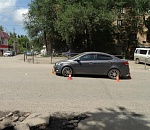 В Астрахани пенсионерка и ребенок, нарушив ПДД, попали под машину