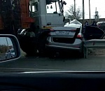 Мусоровоз размазал иномарку по отбойнику в Астрахани, возможны жертвы