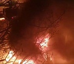 Опубликованы мощные кадры пожара на Куликова, где сгорели сразу три иномарки