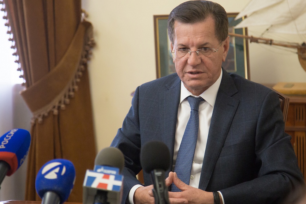 Астраханский губернатор встретился с лидерами думских фракций