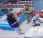 В Астраханской области парень беспричинно ударил ногой пожилого мужчину в супермаркете