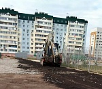 В Астрахани возле новой школы провели подсыпку дороги и пешеходных зон