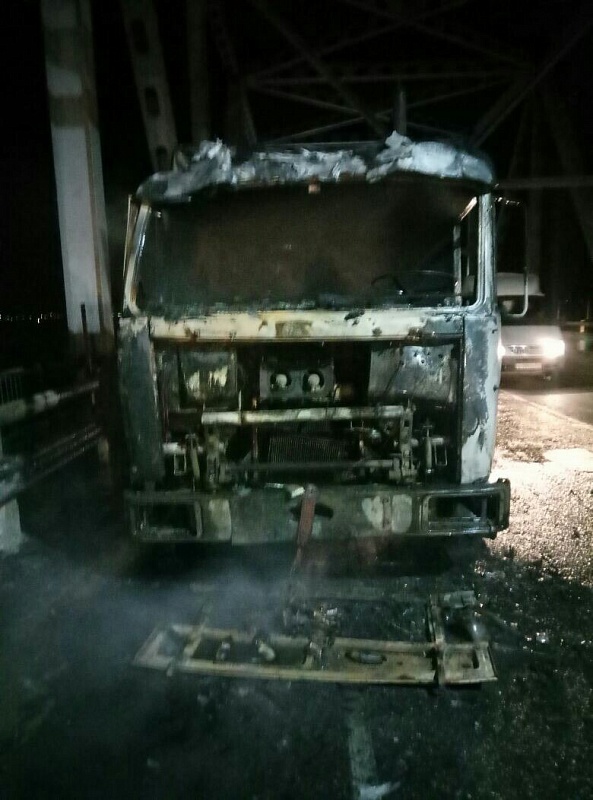 Под Астраханью на мосту сгорел грузовик