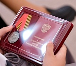 Астраханским семьям передали награды героев СВО