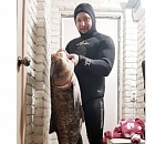 Загадка дыры. Продолжение: некто с фонарём в астраханской реке - подводный охотник