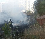 В Астрахани огонь уничтожил дом и две постройки: эвакуировали 11 человек