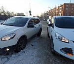 В Астрахани автоледи врезалась в стоящий автомобиль