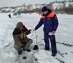 МЧС не советует астраханцам выходить на лед