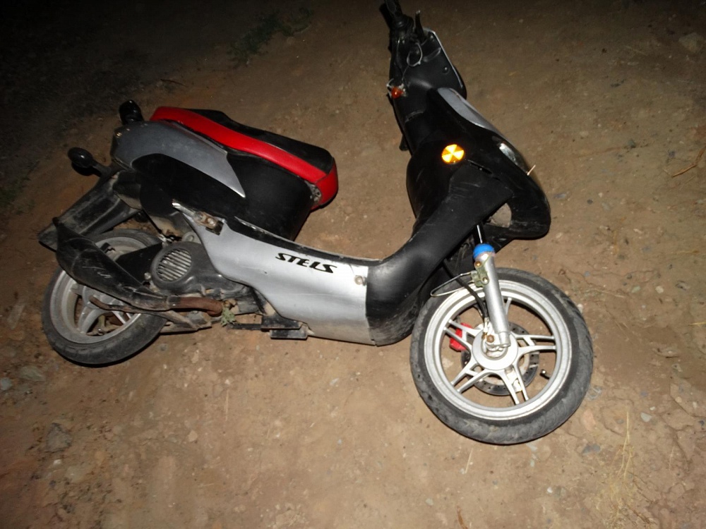 В Астрахани скутер врезался в забор: пострадали водитель и пассажир