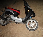 В Астрахани скутер врезался в забор: пострадали водитель и пассажир