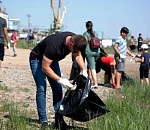 На правобережье Астрахани прошел большой субботник