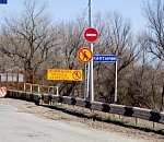 Отрезанных от мира жителей астраханского села возят на маршрутках по аварийному мосту