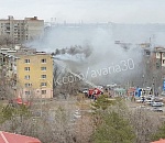 В Астрахани горит квартира в пятиэтажке