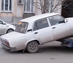 Веселого лайфхакера, соскочившего на семерке с эвакуатора в центре Астрахани, наказали