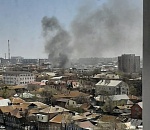 В районе Больших Исад в Астрахани горят два дома и кафе