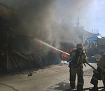 На Больших Исадах в Астрахани горит рынок "Маяк"