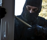 Двое мужчин проникли в квартиру астраханки и, угрожая ножом, обокрали ее