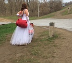 Астраханцев удивила странная невеста у лесополосы