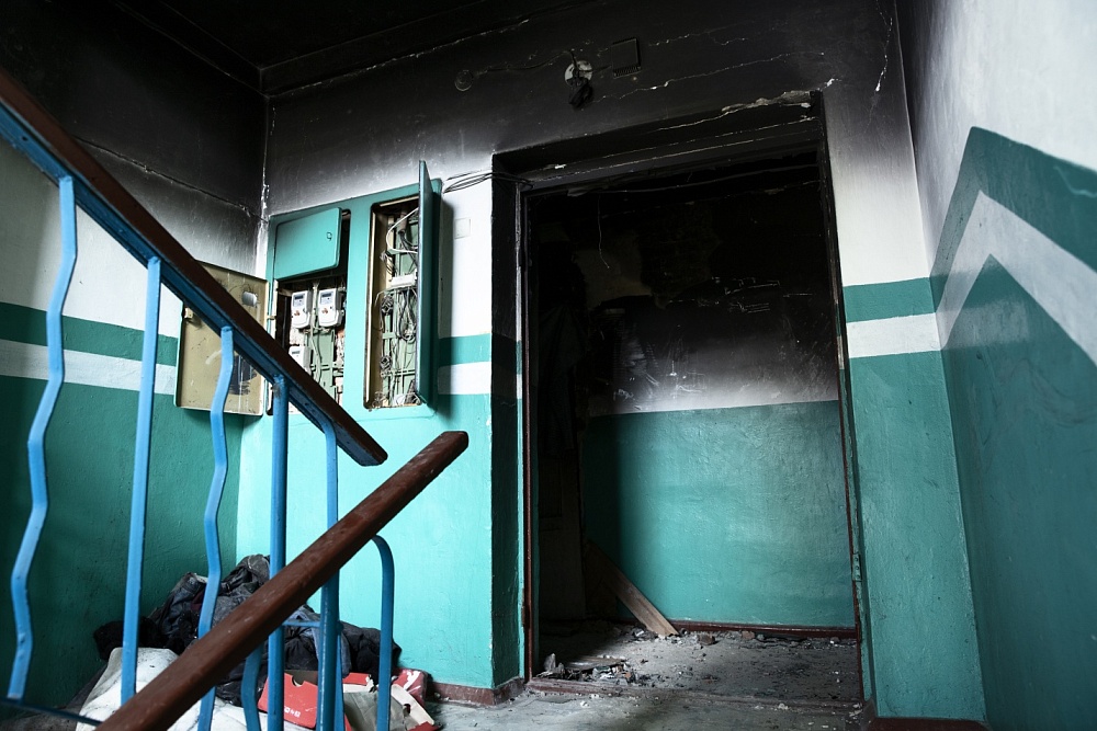 В астраханской многоэтажке неизвестные подожгли входную дверь