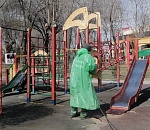 В Астрахани специалисты в защитной одежде, маске и очках продезинфицировали площадь Ленина