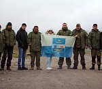 Бойцам СВО передали флаг с изображением герба одного из астраханских районов