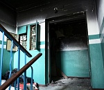 В астраханской многоэтажке неизвестные подожгли входную дверь